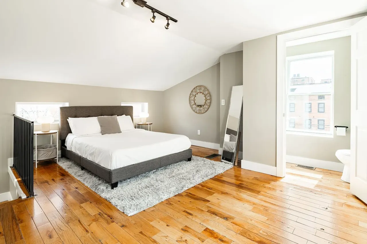 Lux Parkside Townhome Free Parking Walk to ALL 10