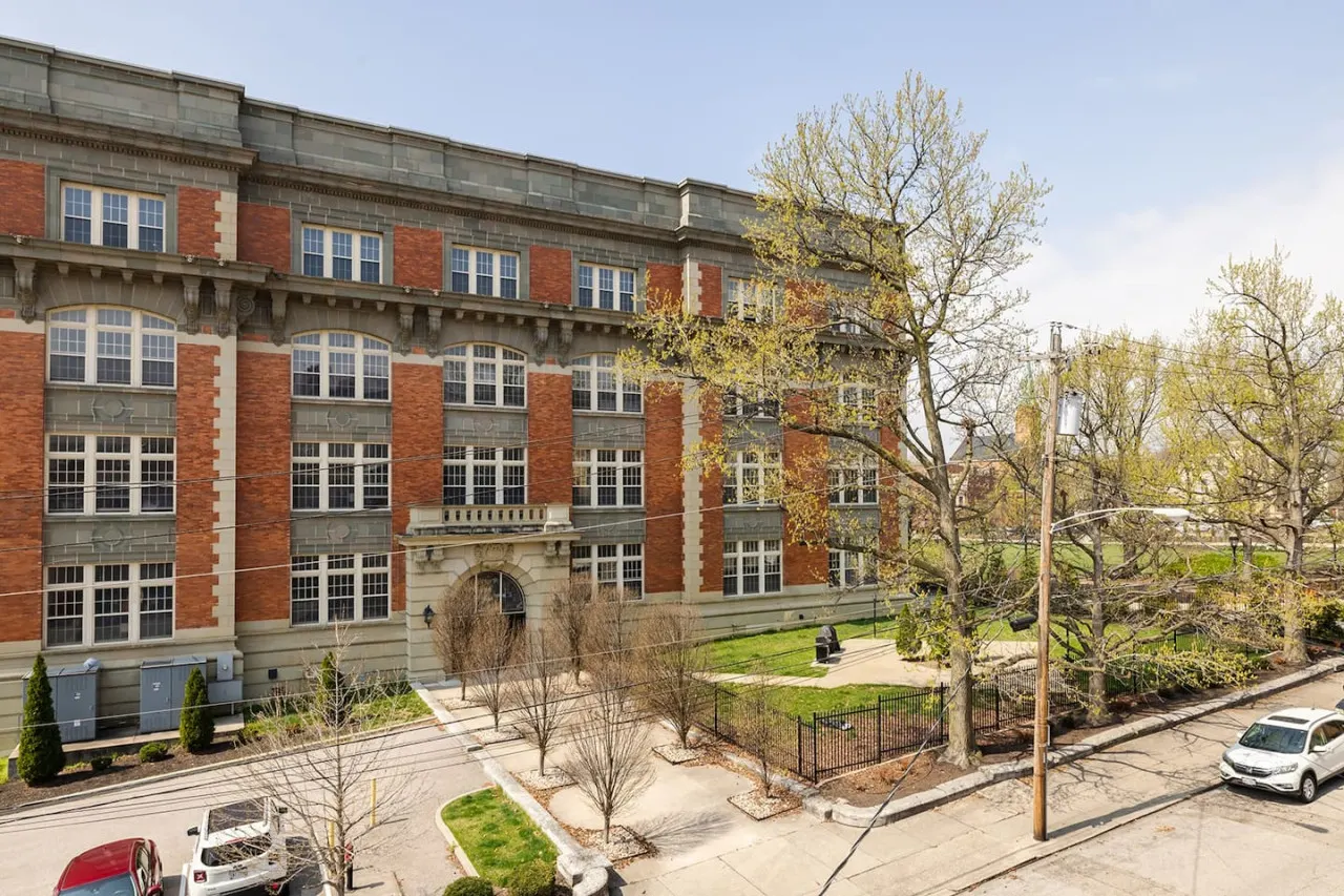 Lux Parkside Townhome Free Parking Walk to ALL 11