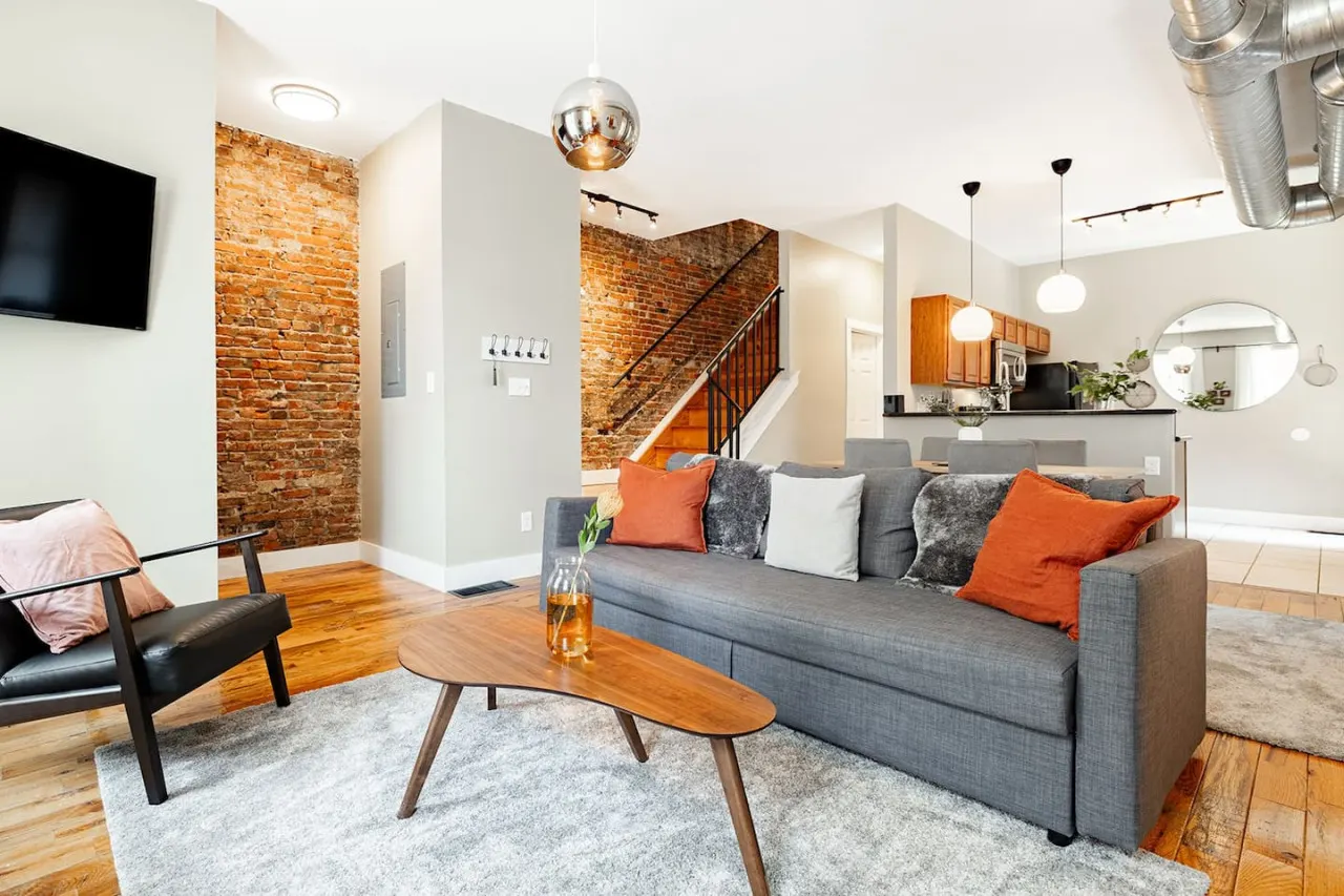 Lux Parkside Townhome Free Parking Walk to ALL 12