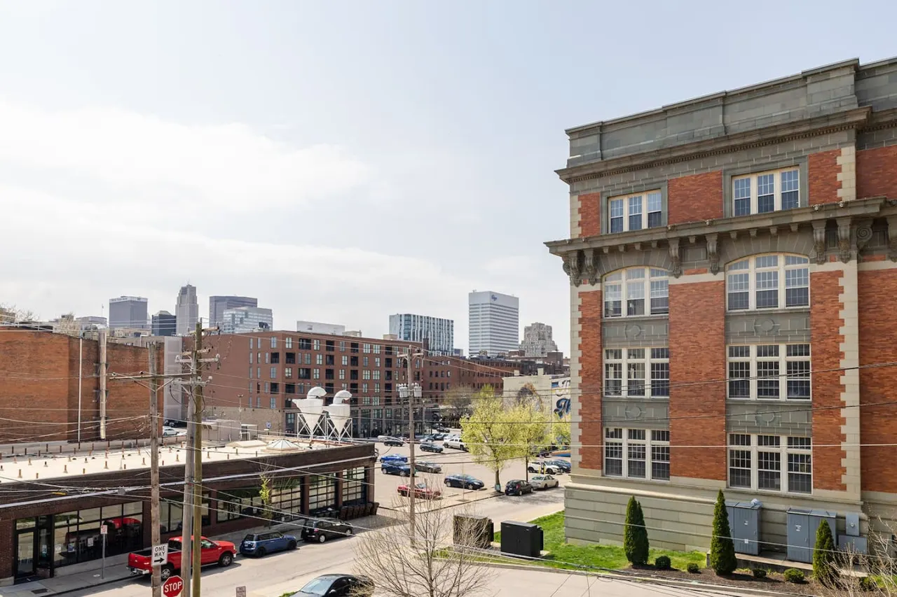 Lux Parkside Townhome Free Parking Walk to ALL 13
