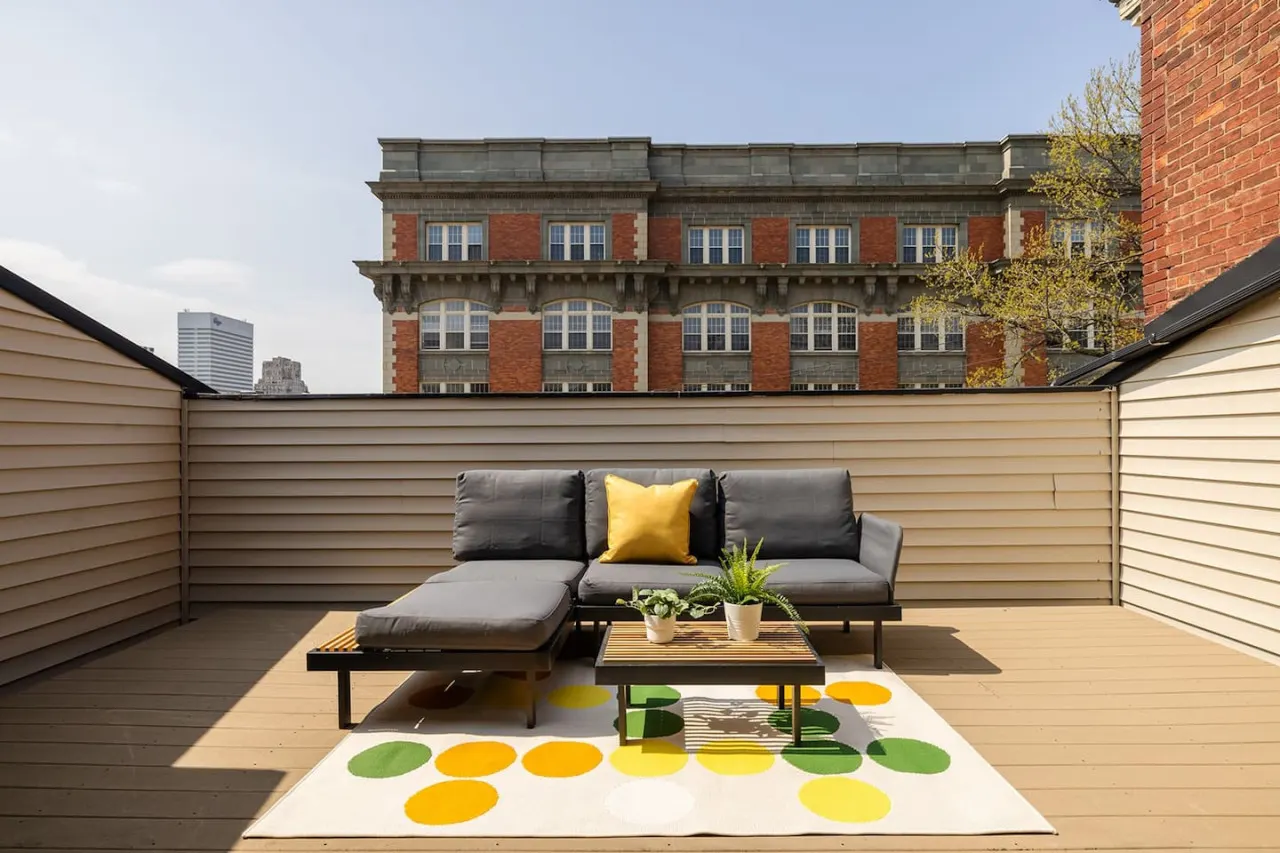 Lux Parkside Townhome Free Parking Walk to ALL 14