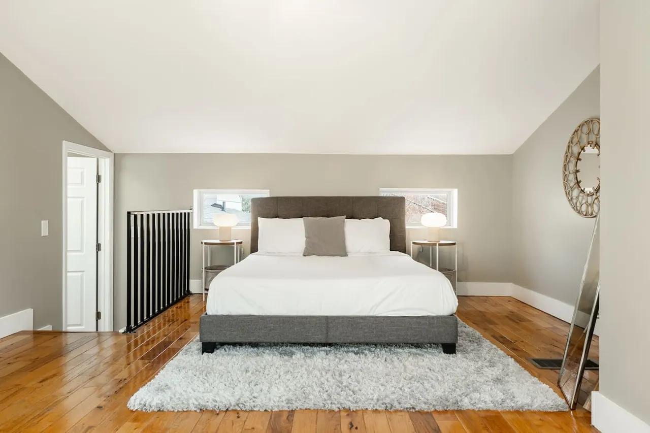 Lux Parkside Townhome Free Parking Walk to ALL 17