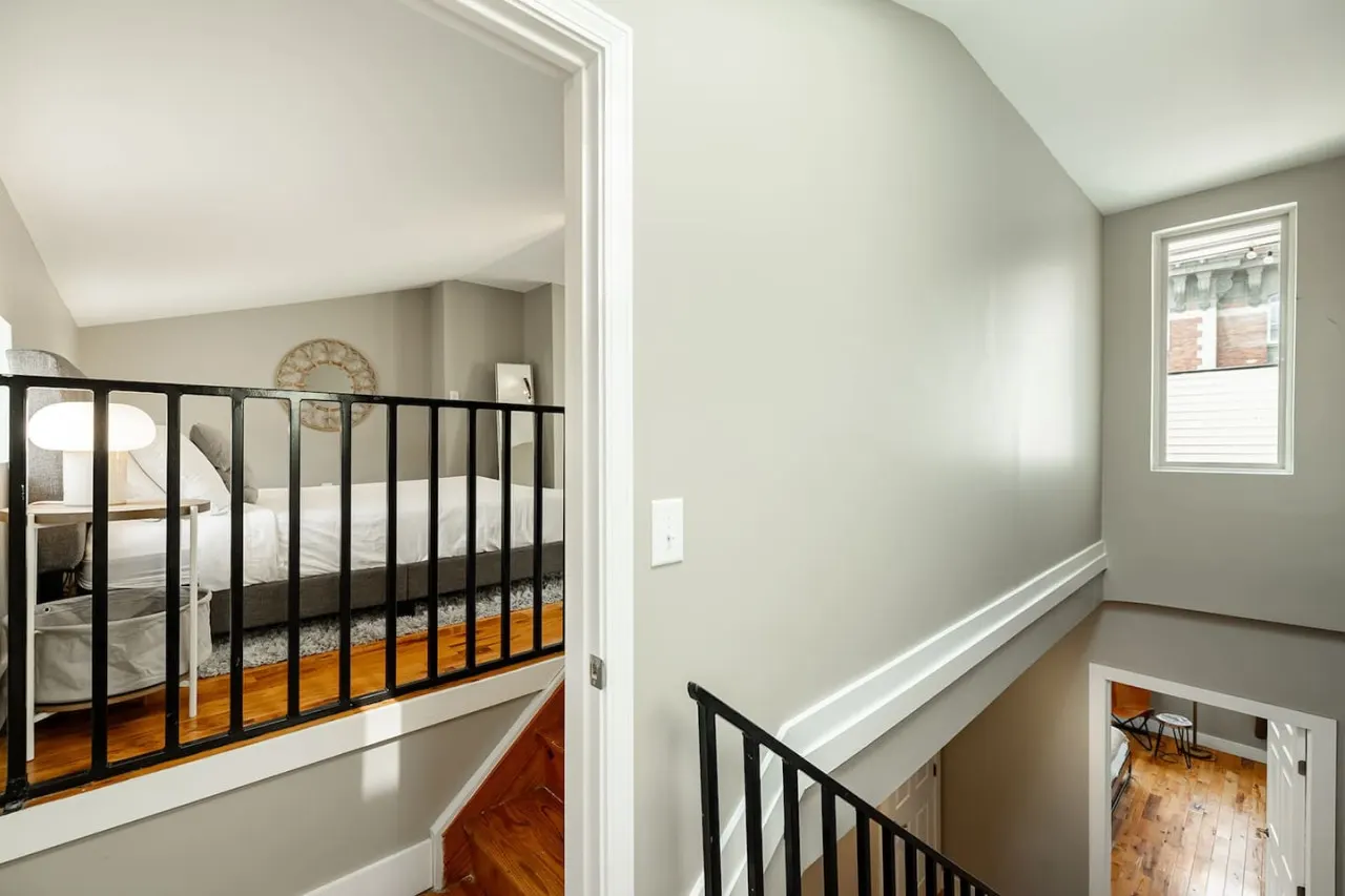 Lux Parkside Townhome Free Parking Walk to ALL 19