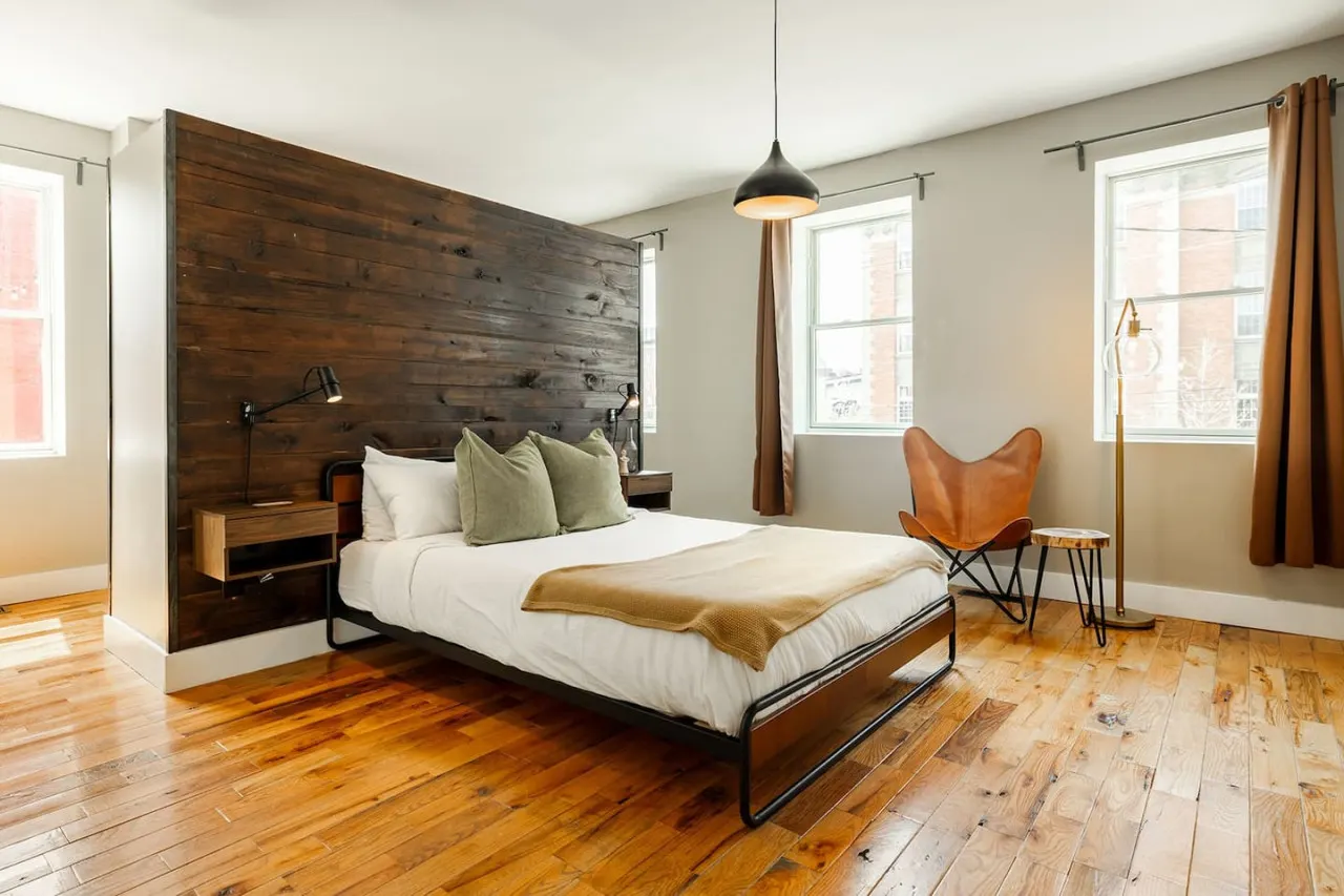 Lux Parkside Townhome Free Parking Walk to ALL 20