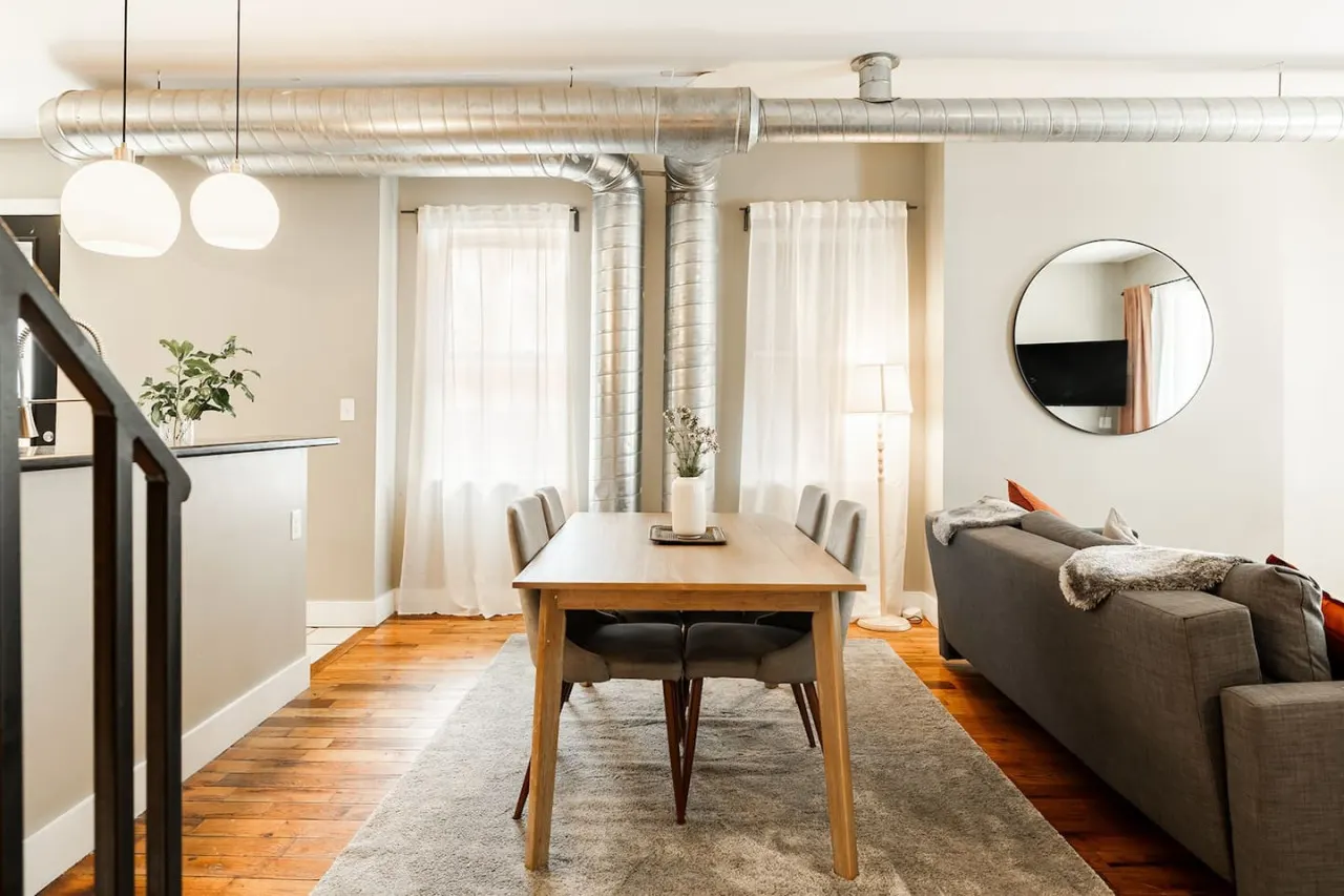 Lux Parkside Townhome Free Parking Walk to ALL 8
