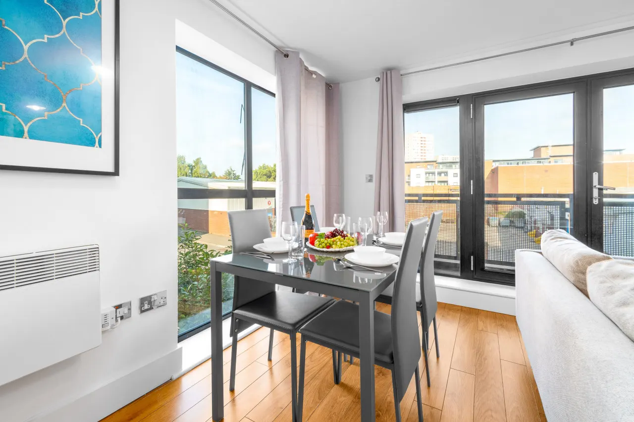 Stylish 2 Bedroom Apartment - City Centre - Netflix 9