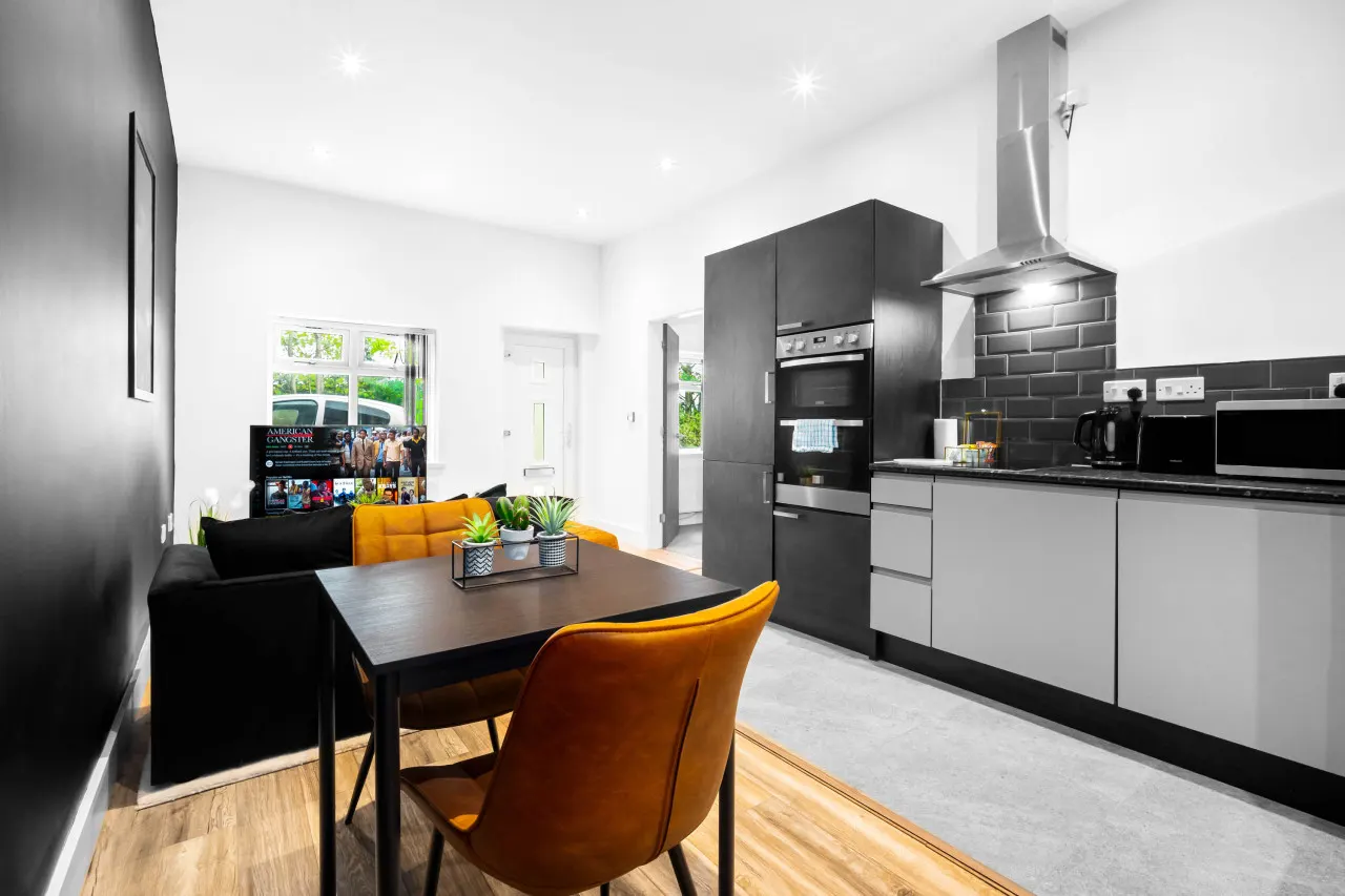 Stylish Apartment - Fast WiFi - Rowley Regis 10