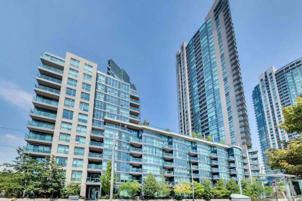 Stylish 1BR Nicely Decorated Near Waterfront 9