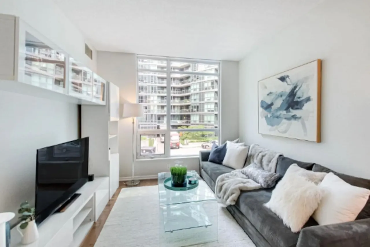 Stylish 1BR Nicely Decorated Near Waterfront 7