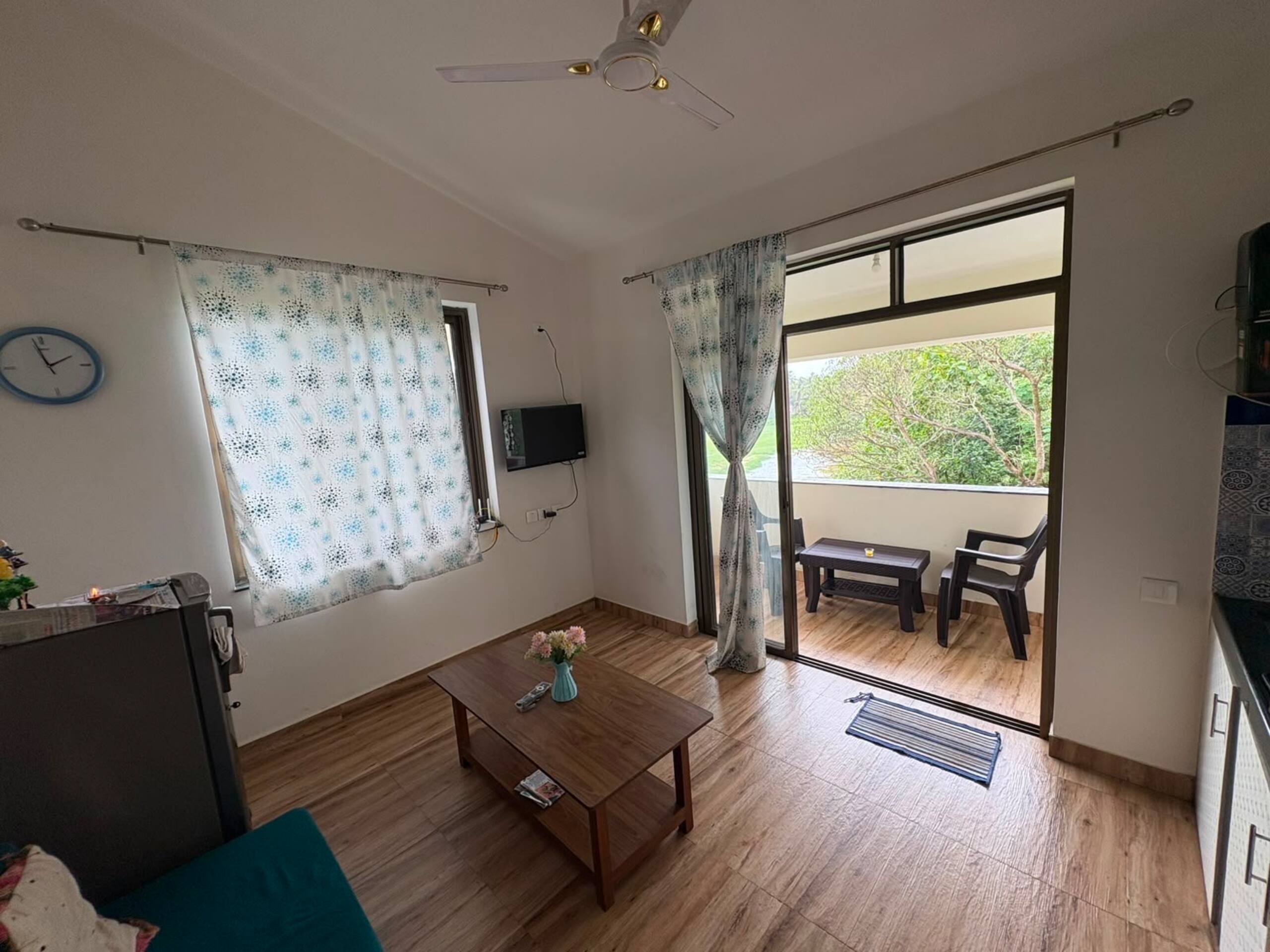 Pari’s greenery home 10