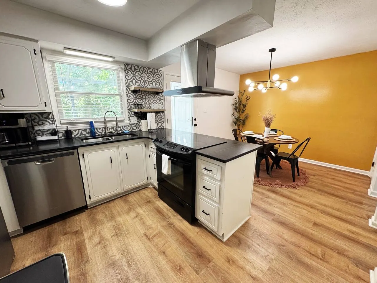 Azalea: 2 primary bedrooms w/ bathrooms 9