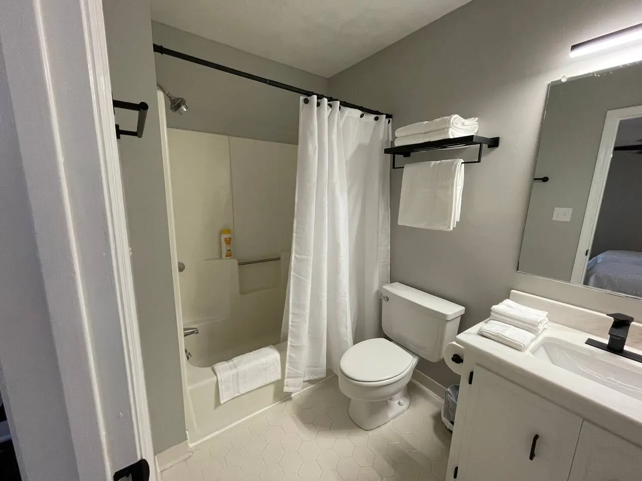 Azalea: 2 primary bedrooms w/ bathrooms 19