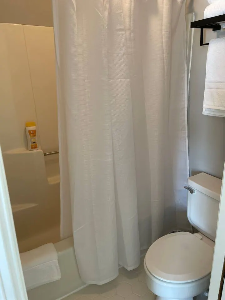 Azalea: 2 primary bedrooms w/ bathrooms 20