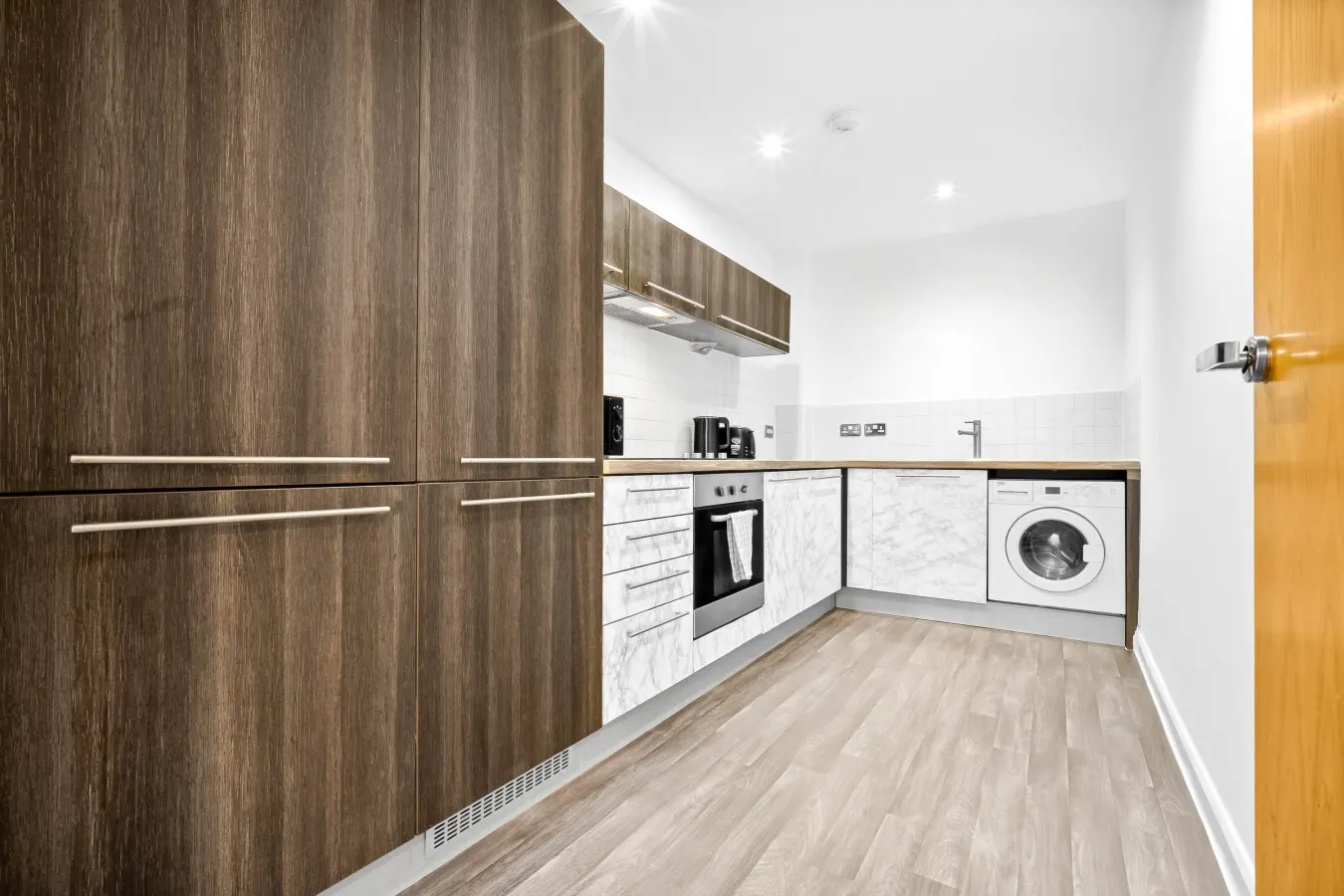 Stylish Two Bedroom Apartment - City Centre - Parking 16