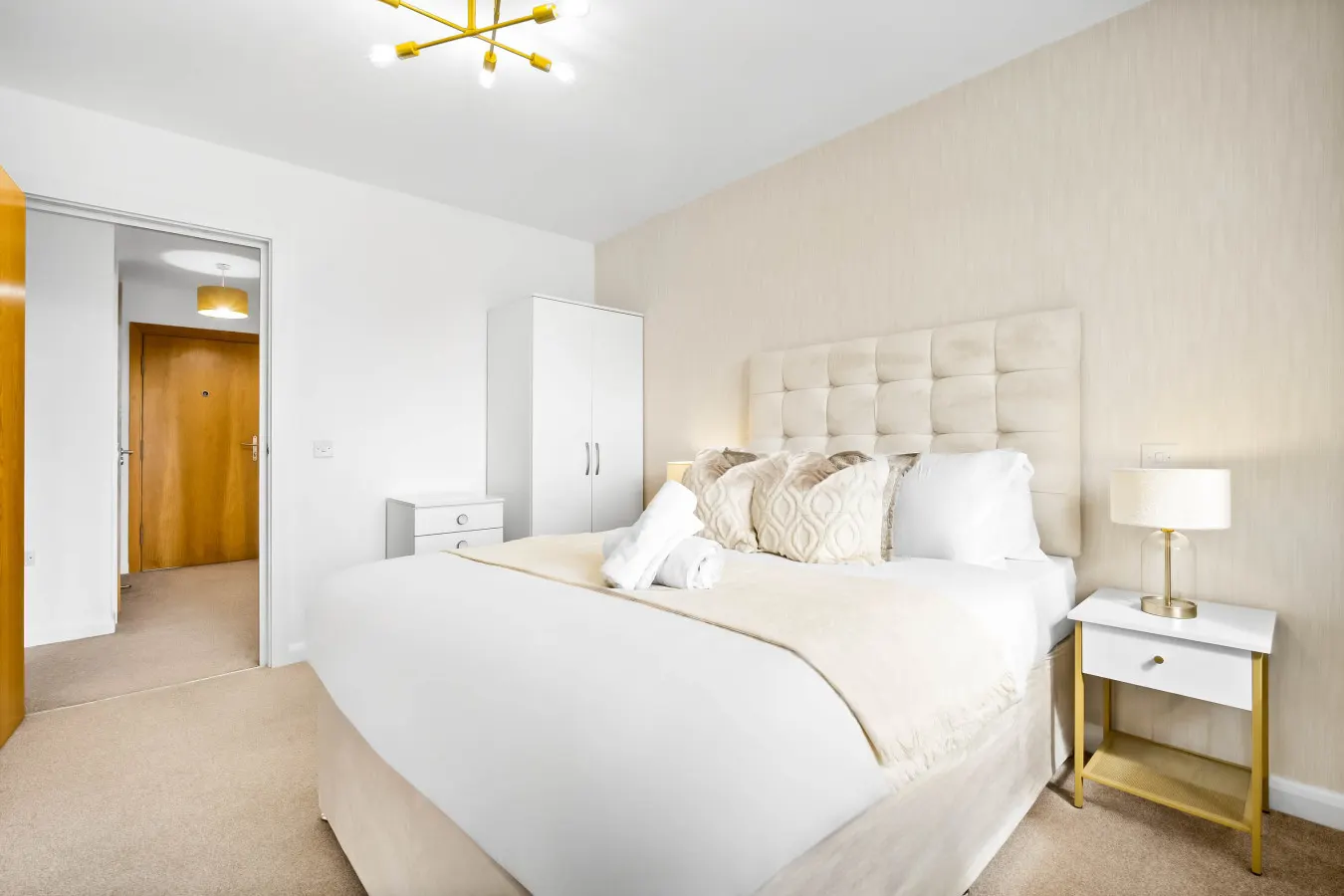 Stylish Two Bedroom Apartment - City Centre - Parking 19