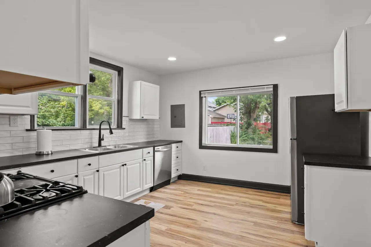 Luxurious Briarwood Escape 16