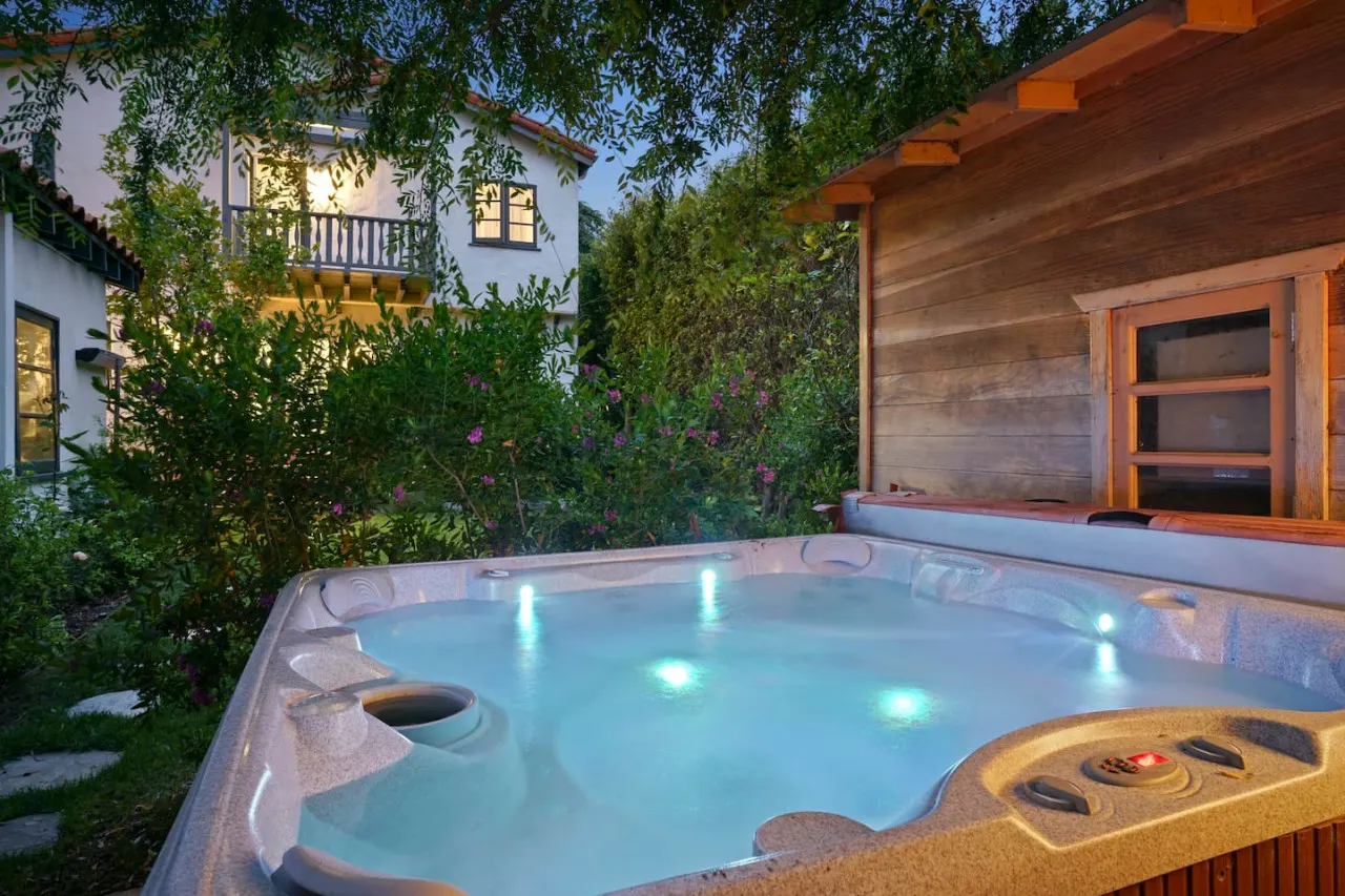Casa Bonita: Santa Monica Lux, Hot Tub, Backyard — photo 2