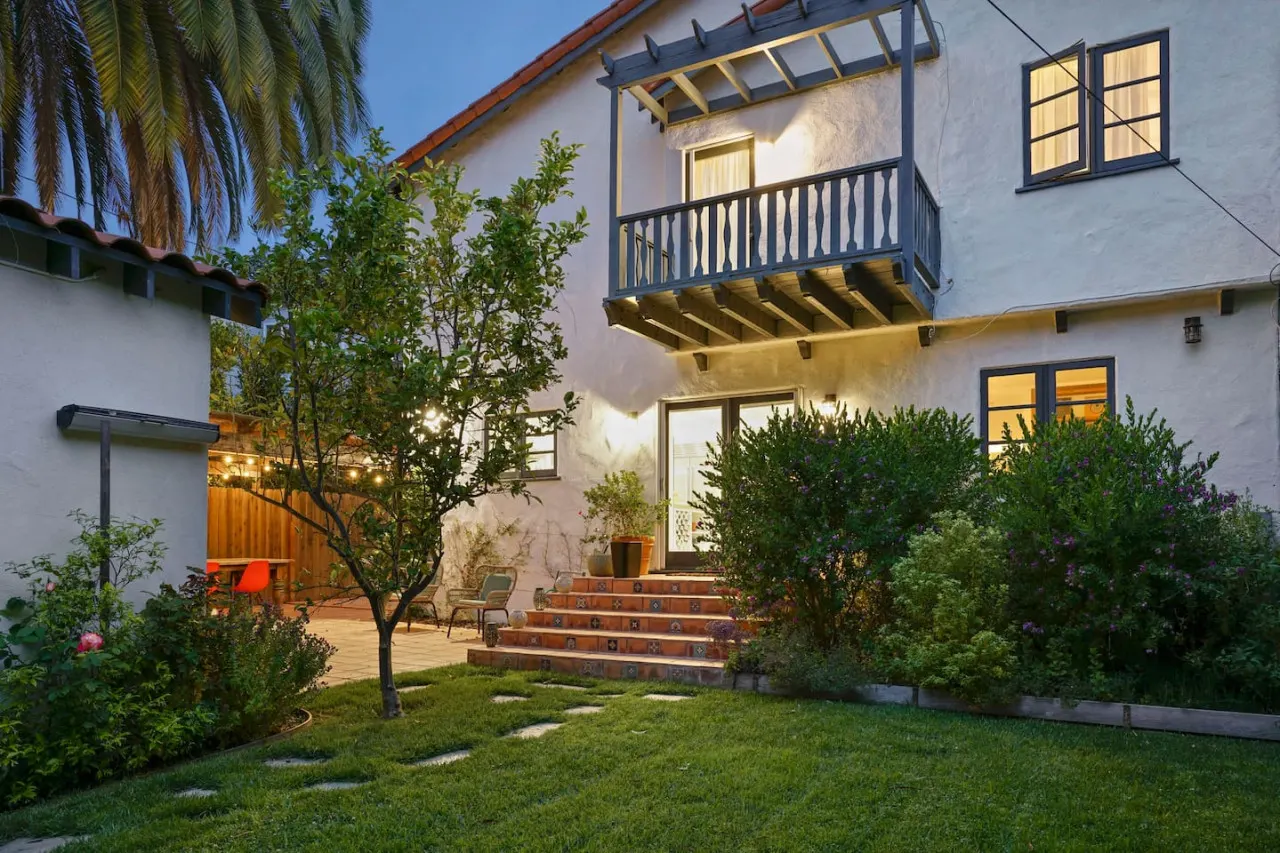 Casa Bonita: Santa Monica Lux, Hot Tub, Backyard 16