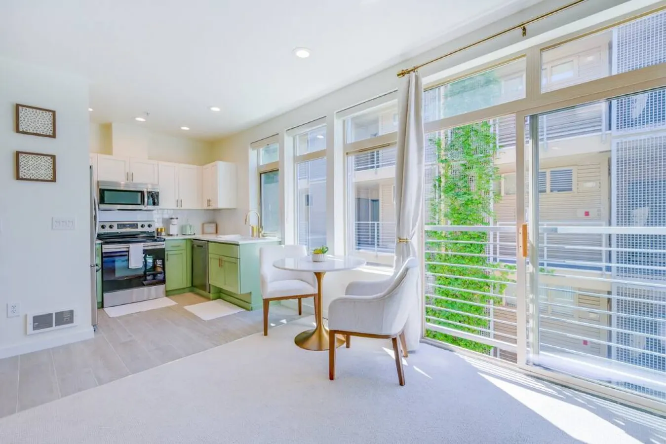 ★Modern & Bright in the of Belltown ~ ♛Queen Bed 1