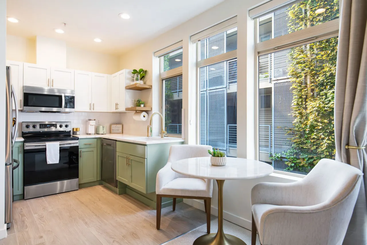★Modern & Bright in the of Belltown ~ ♛Queen Bed 10