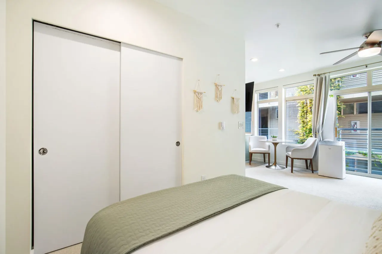 ★Modern & Bright in the of Belltown ~ ♛Queen Bed 12