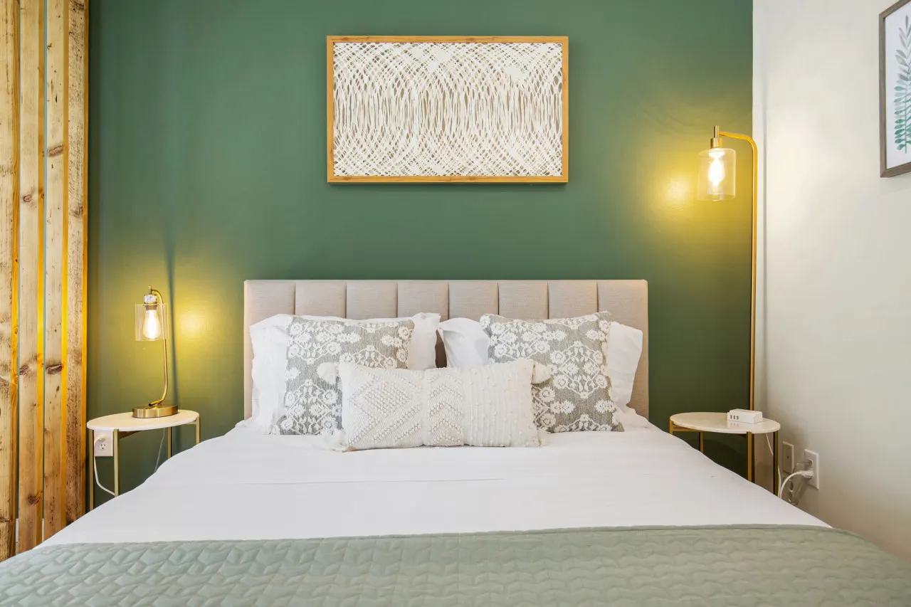 ★Modern & Bright in the of Belltown ~ ♛Queen Bed 18