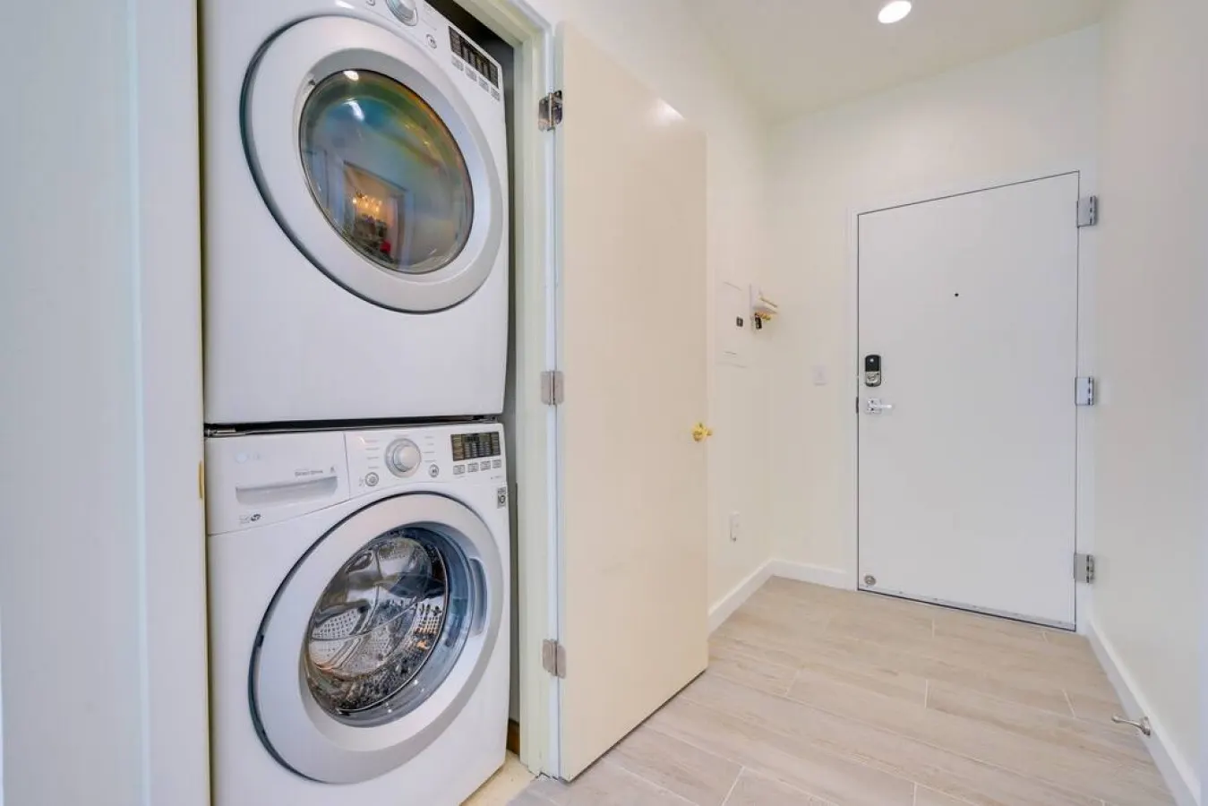 ★Modern & Bright in the of Belltown ~ ♛Queen Bed 19