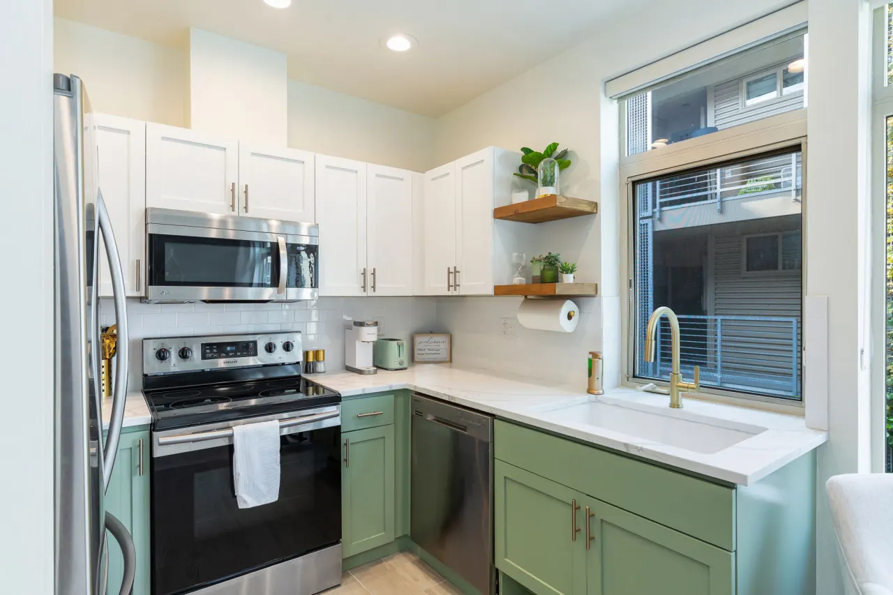 ★Modern & Bright in the of Belltown ~ ♛Queen Bed 6