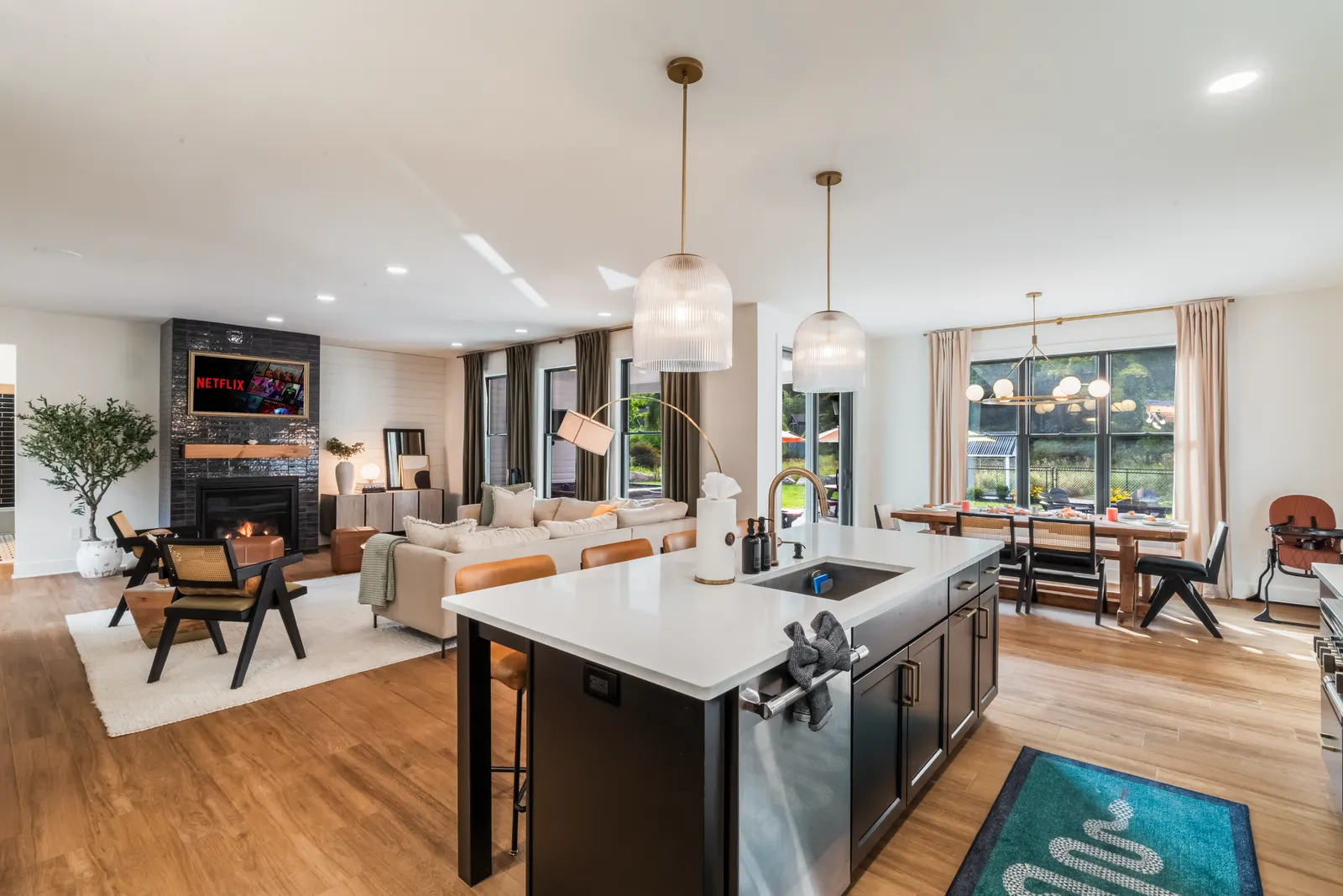 Sleeps 18! Arcade, dog park, hot tub, firepit 13