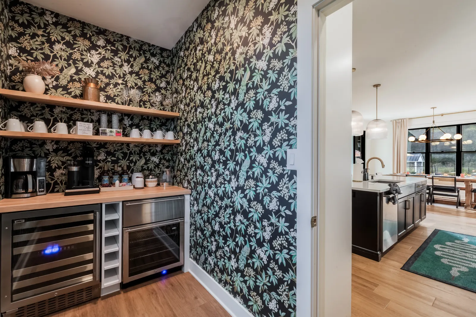 Sleeps 18! Arcade, dog park, hot tub, firepit 17