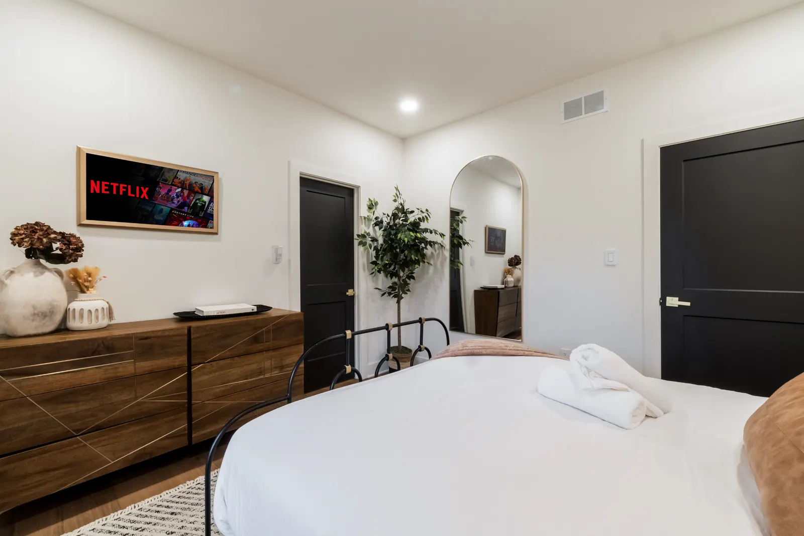 Sleeps 18! Arcade, dog park, hot tub, firepit 20