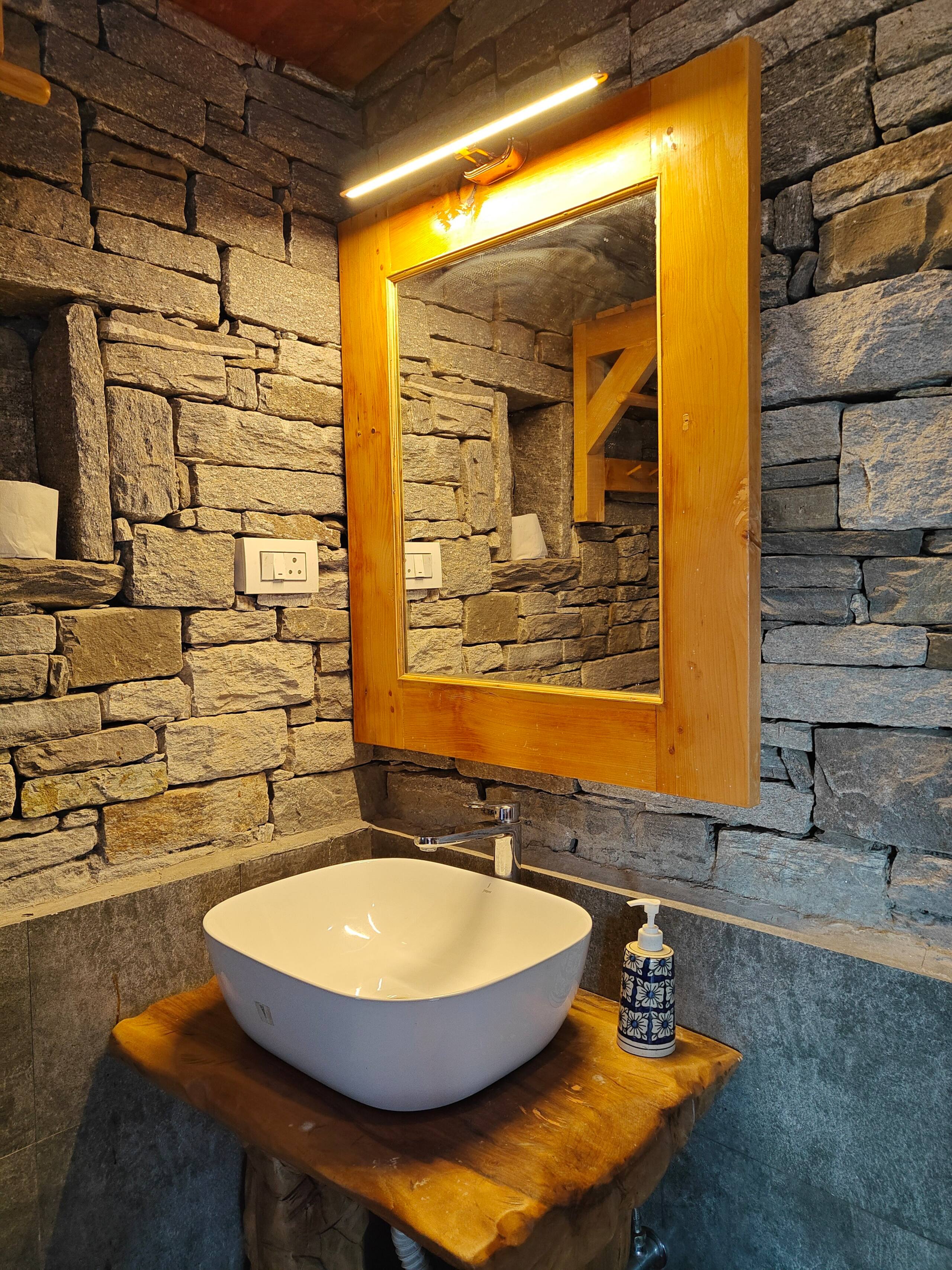Luxury Hobbit House Hamta | Himalayan Scenic Views 23