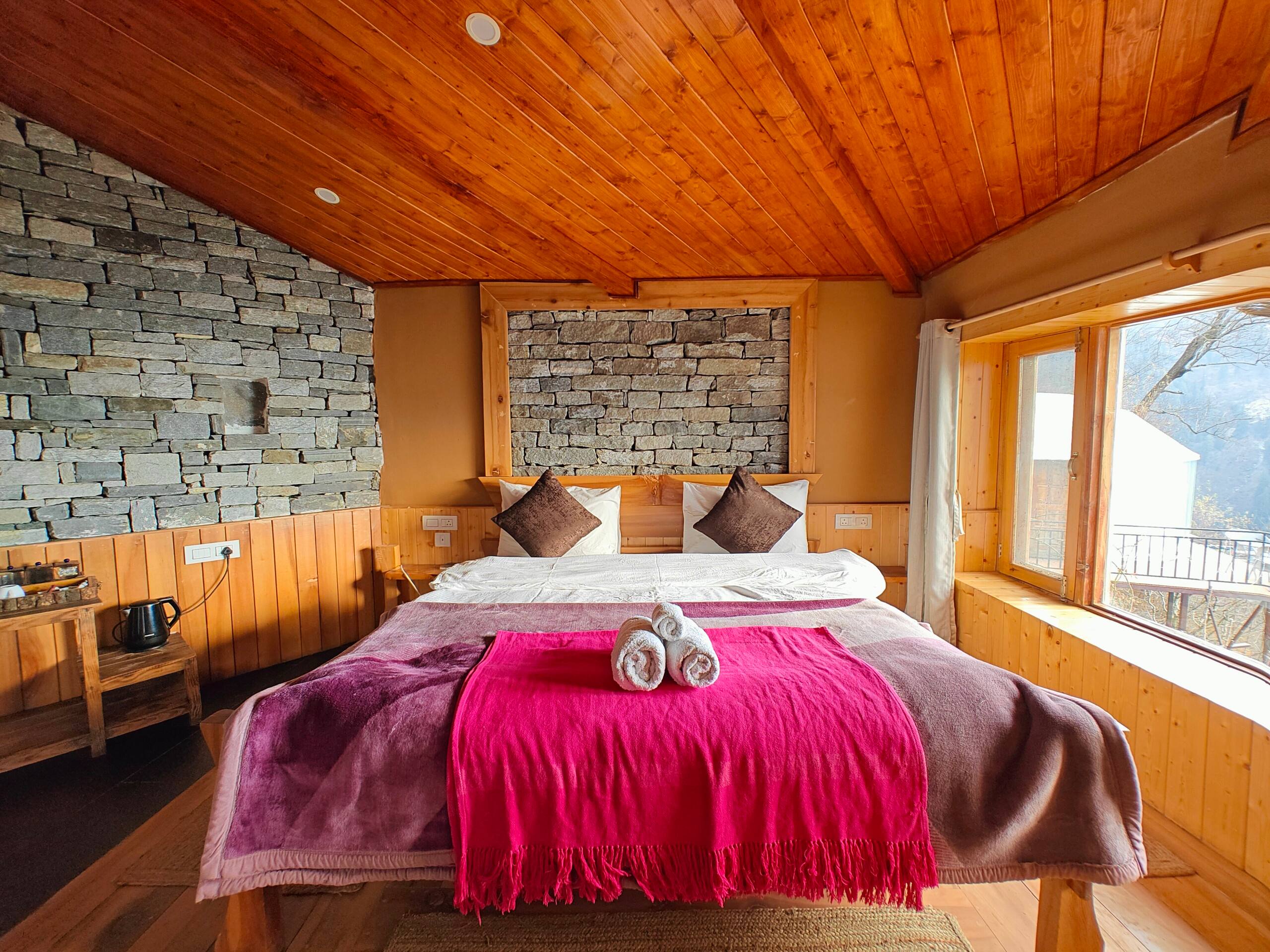 Luxury Hobbit House Hamta | Himalayan Scenic Views 14
