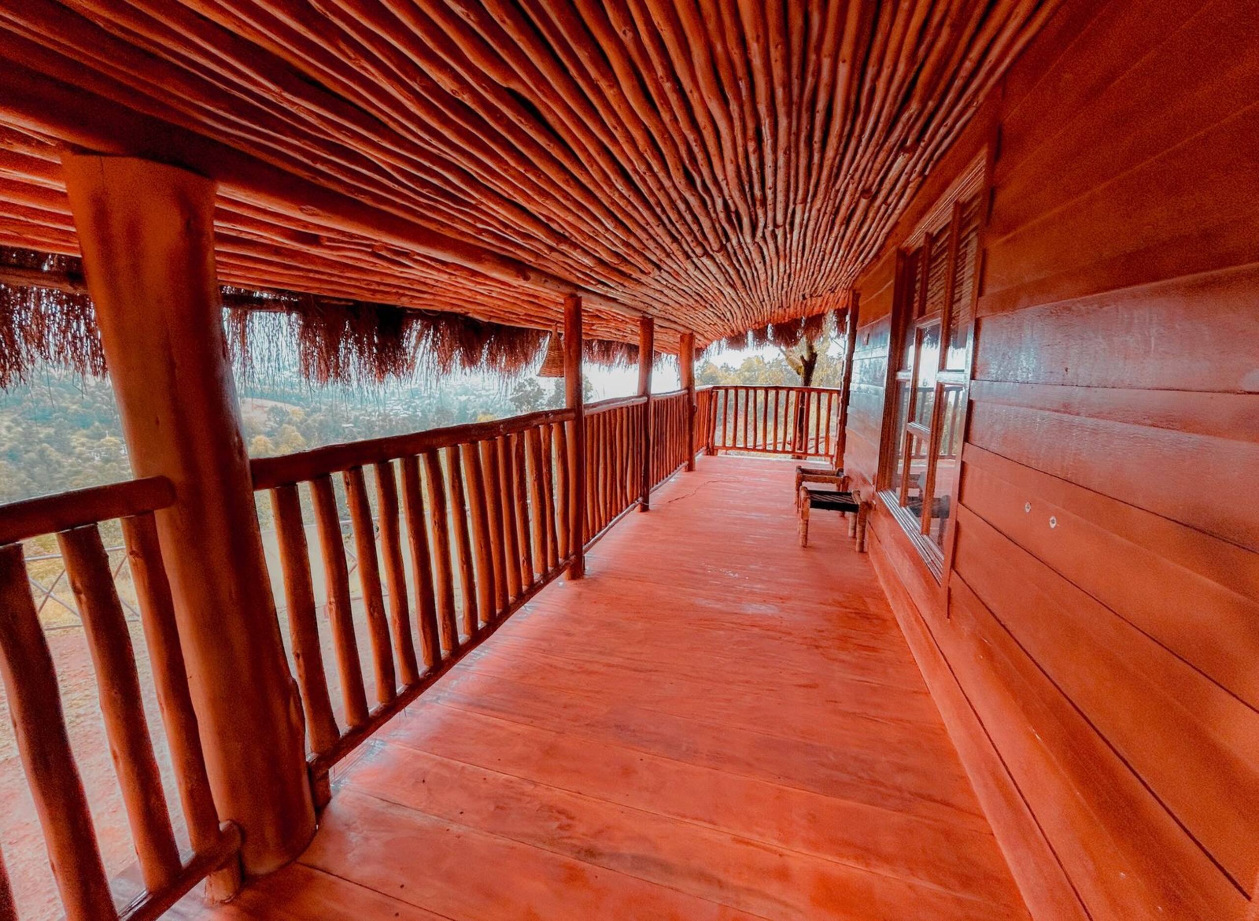 Misty Woodhouse | Scenic Hill Stay in Kanthalloor 14