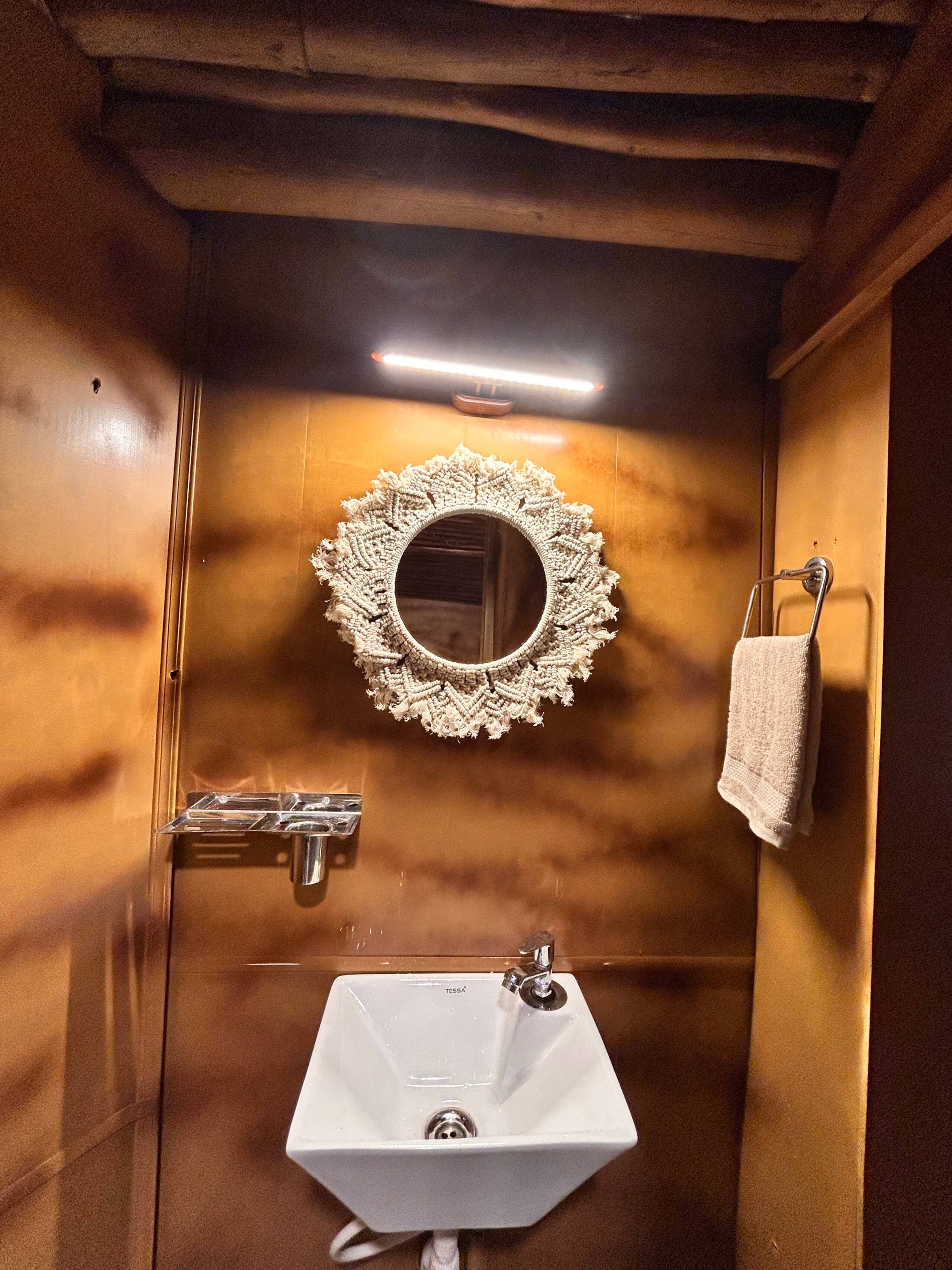Misty Woodhouse | Scenic Hill Stay in Kanthalloor 6