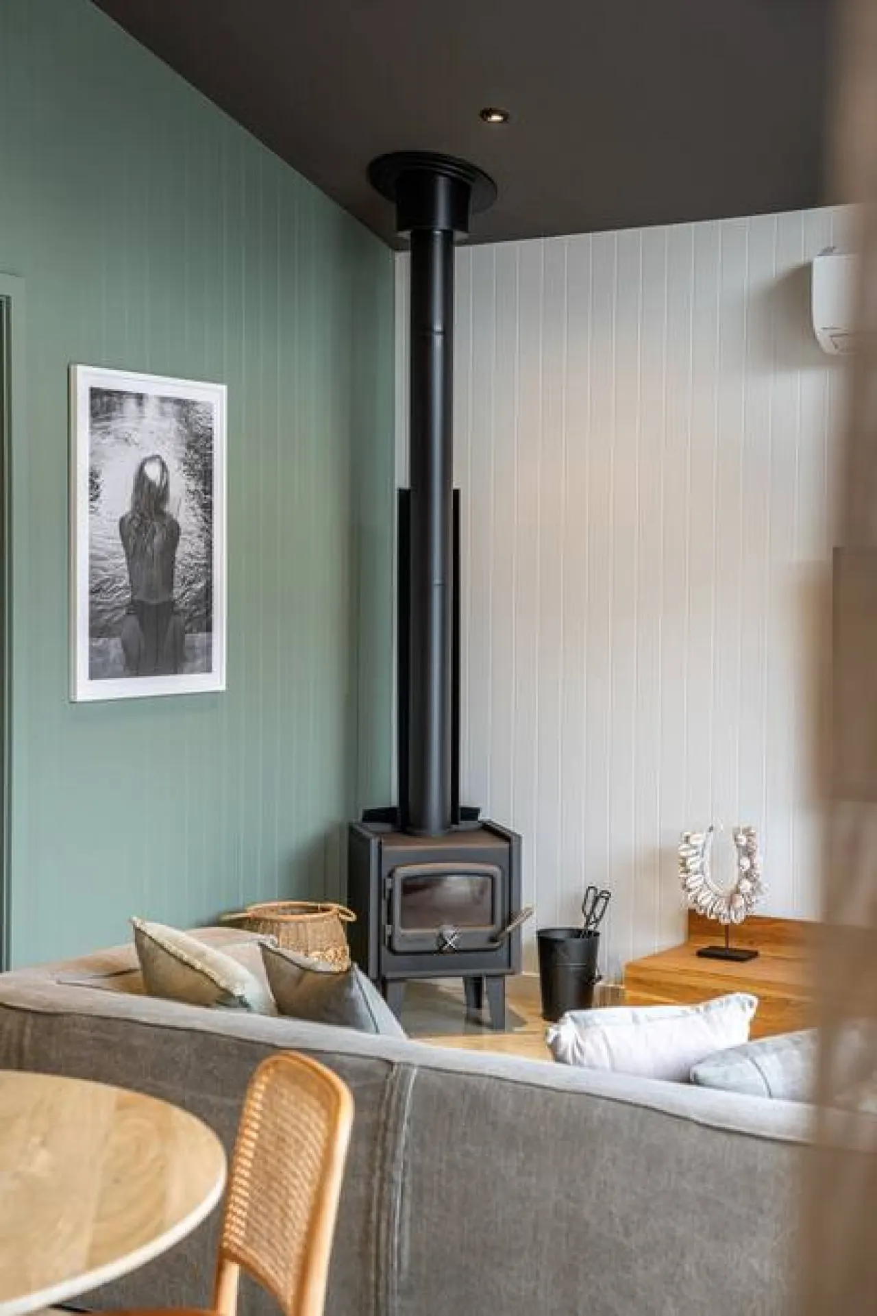 Laneway Retreat—Cosy Coastal Convenience 11