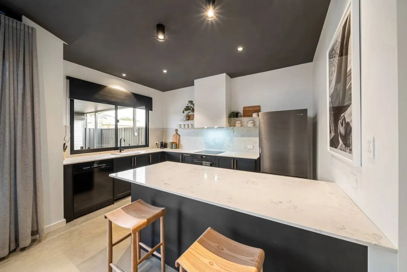 Laneway Retreat—Cosy Coastal Convenience 15