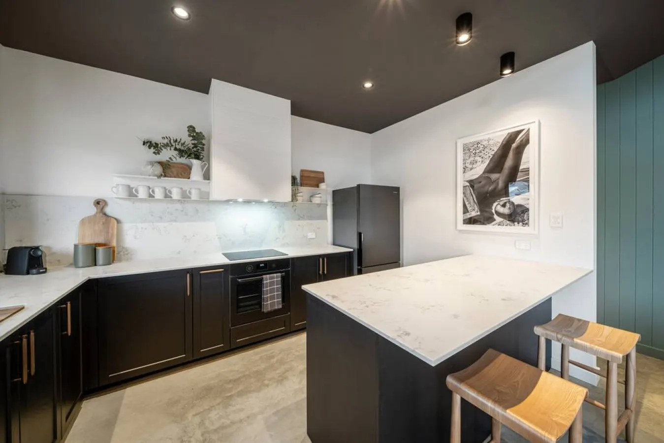 Laneway Retreat—Cosy Coastal Convenience 17
