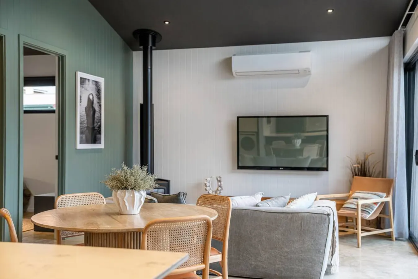 Laneway Retreat—Cosy Coastal Convenience 18