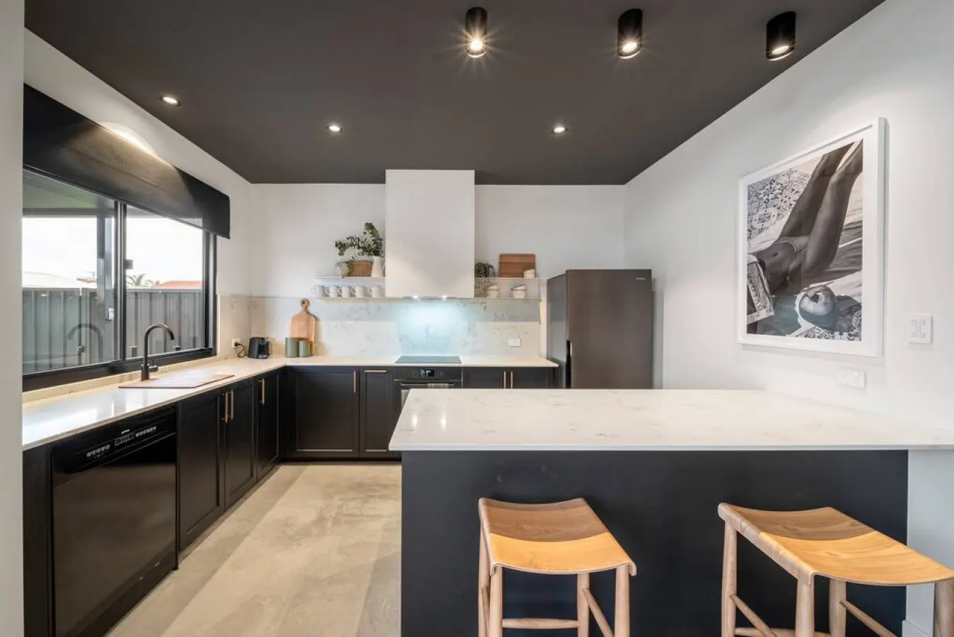 Laneway Retreat—Cosy Coastal Convenience 3