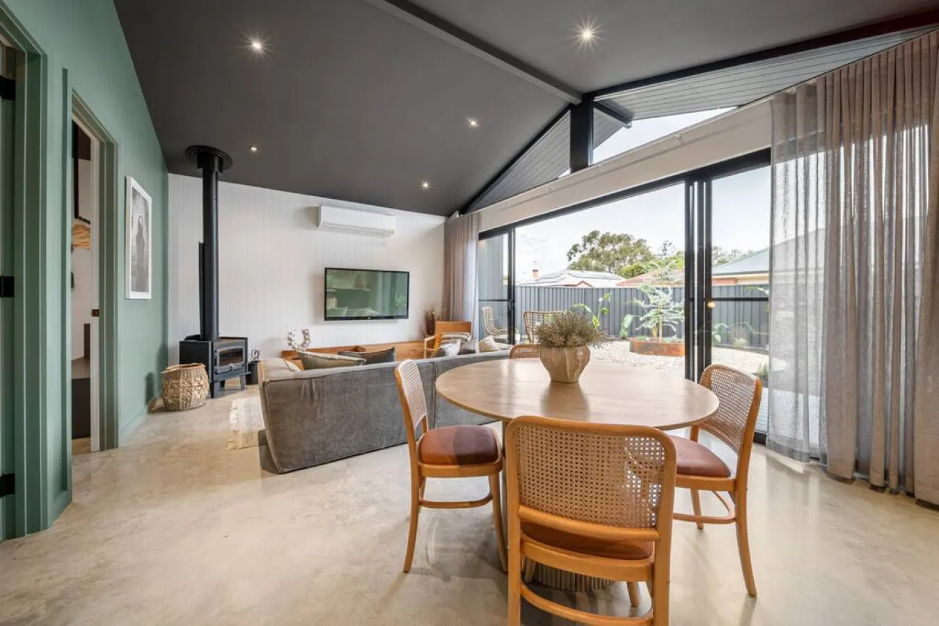 Laneway Retreat—Cosy Coastal Convenience 4