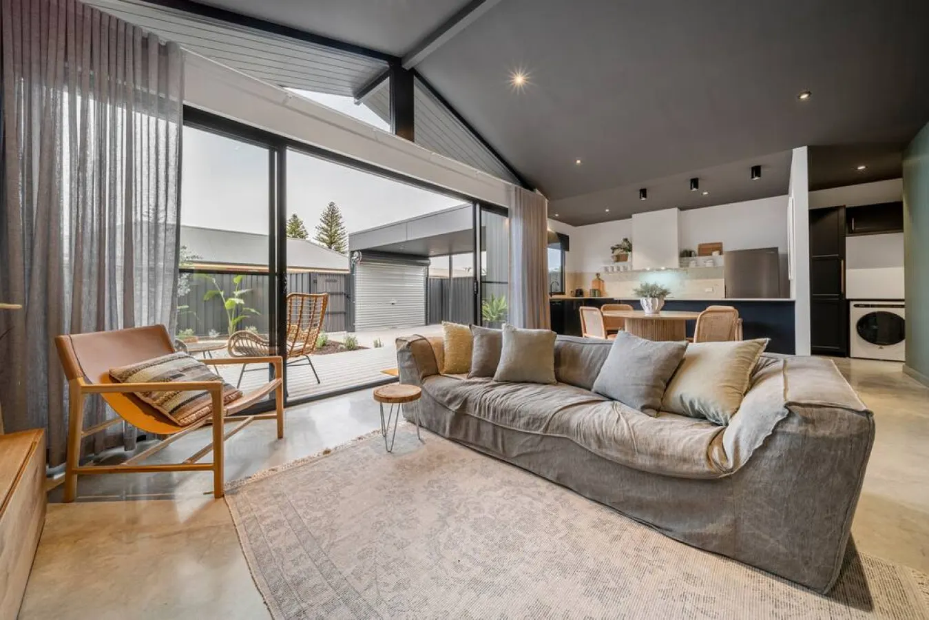 Laneway Retreat—Cosy Coastal Convenience 8