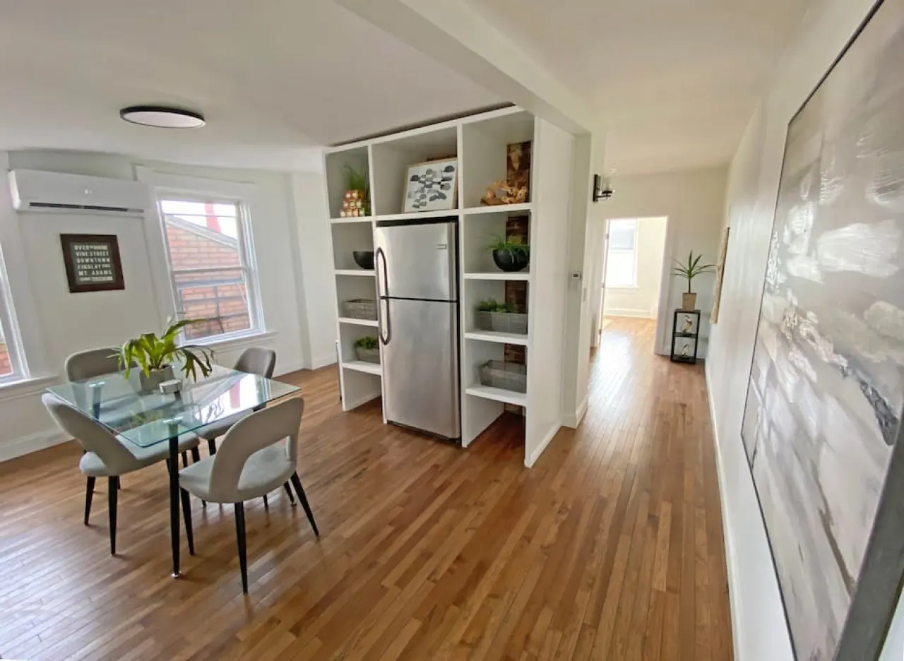 Explore Downtown and Mount Adams with River Views! 1