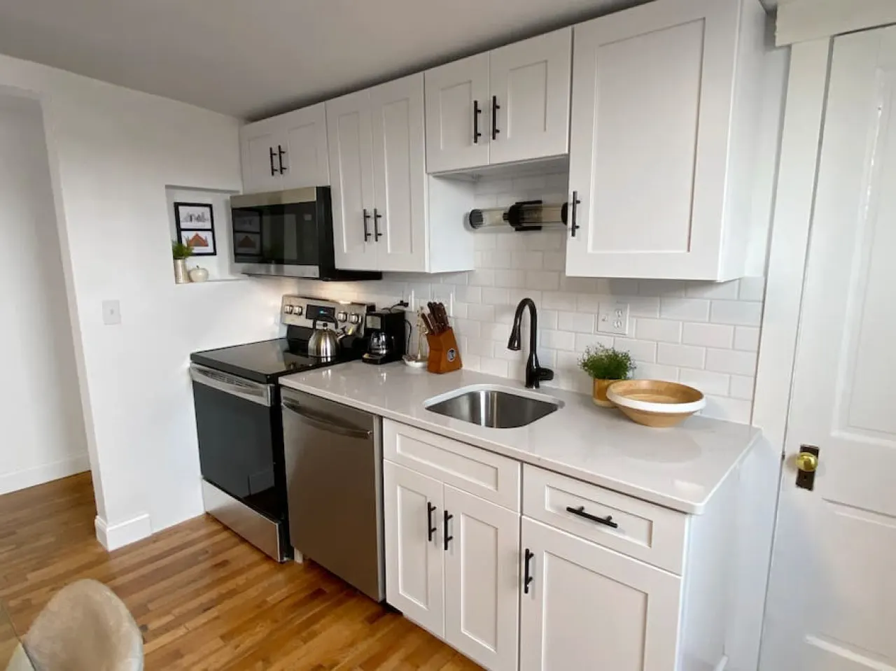 Explore Downtown and Mount Adams with River Views! 4