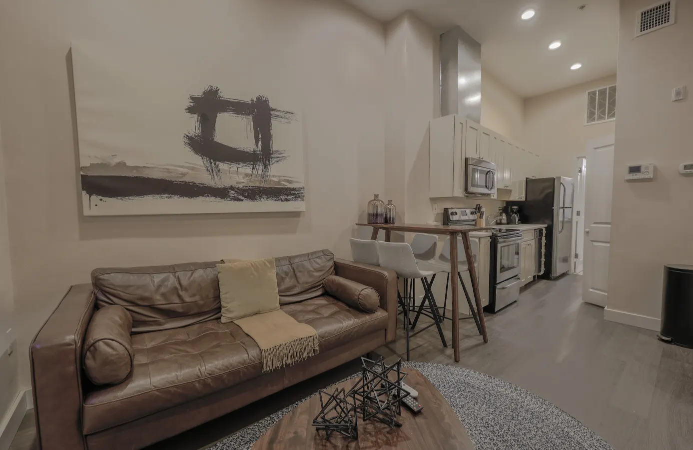 Downtown Loft Walk Anywhere Ideal for Nurses! 1