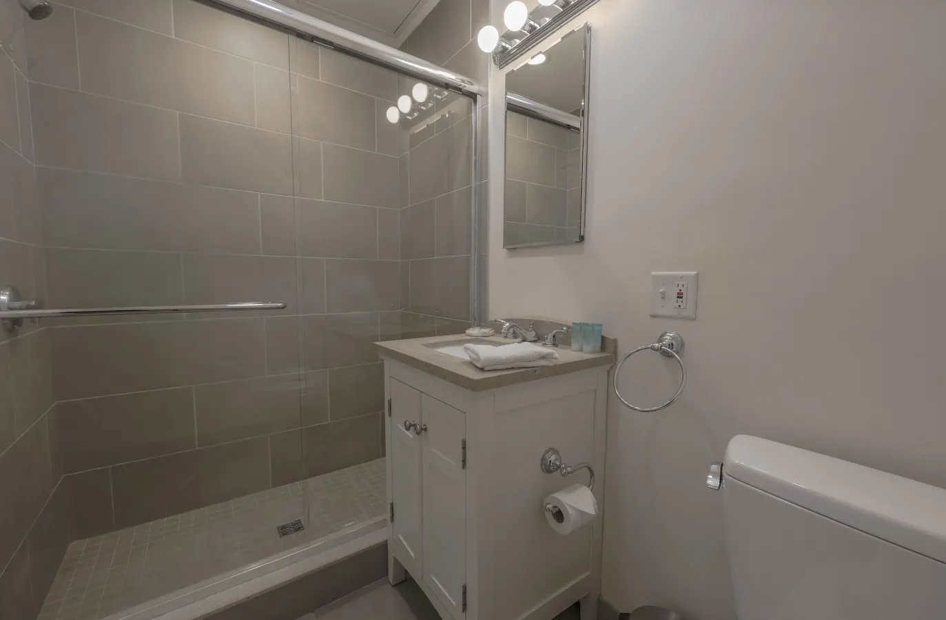 Downtown Loft Walk Anywhere Ideal for Nurses! 10