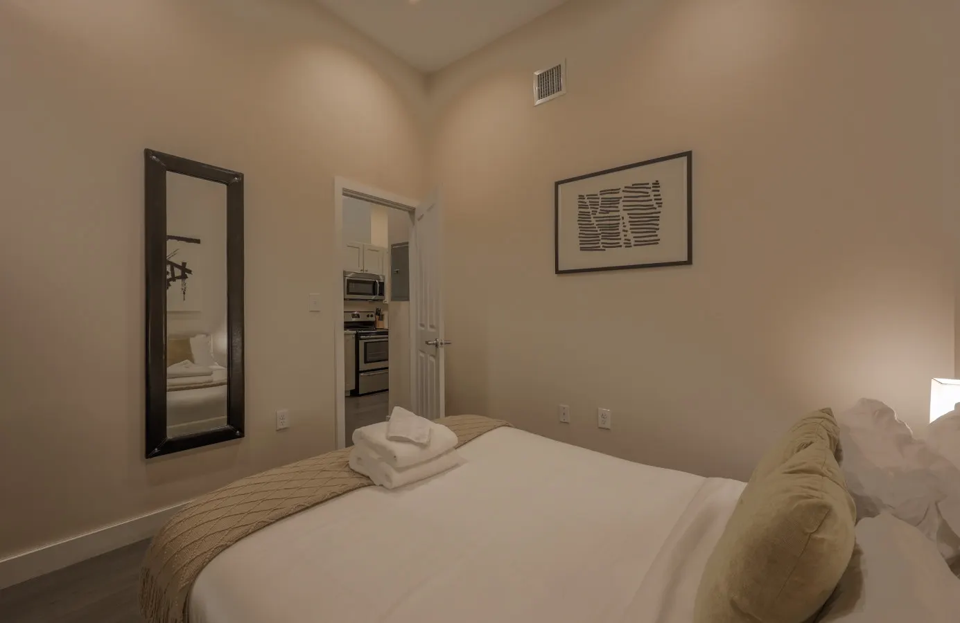 Downtown Loft Walk Anywhere Ideal for Nurses! 4