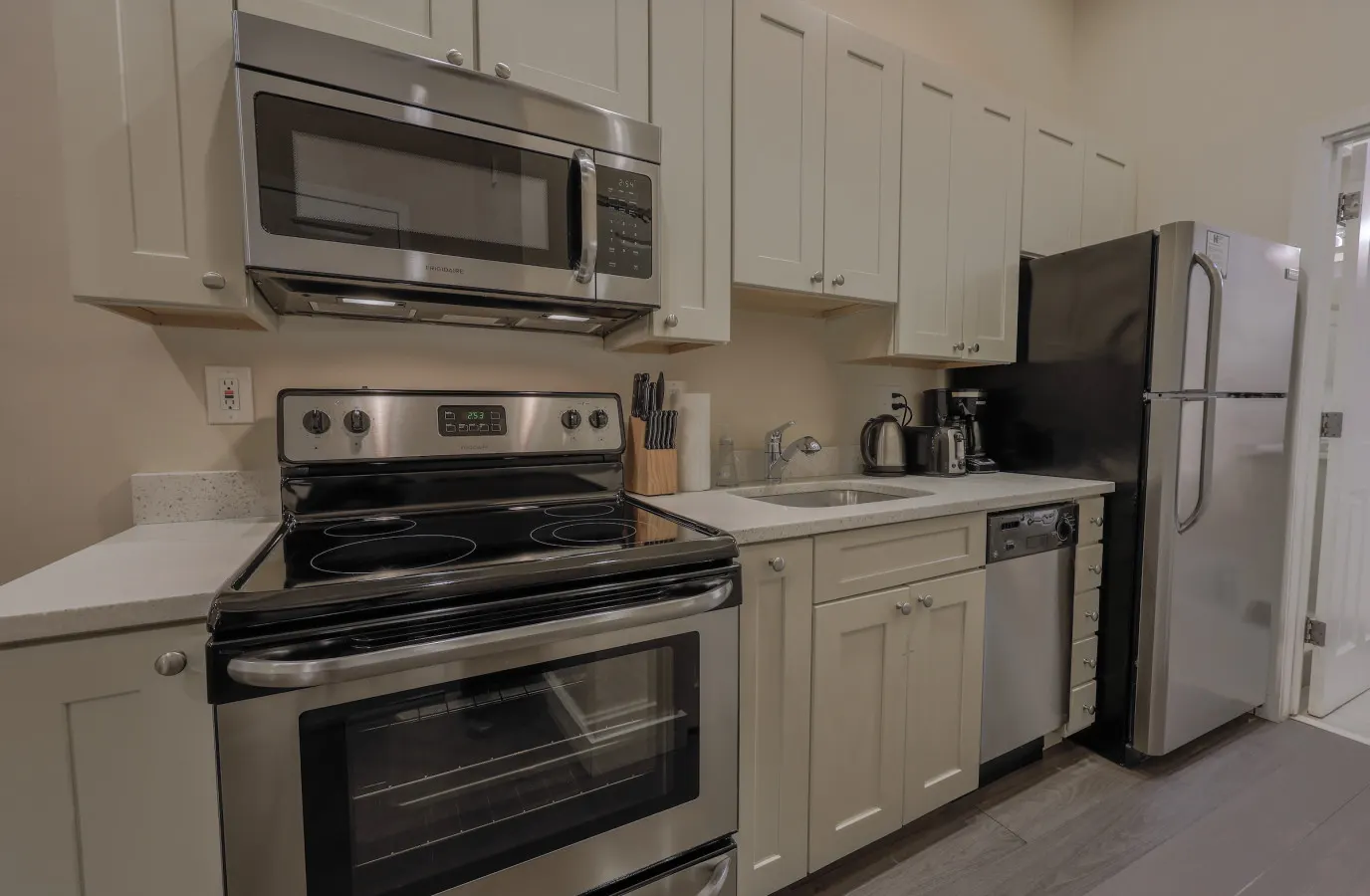 Downtown Loft Walk Anywhere Ideal for Nurses! 8