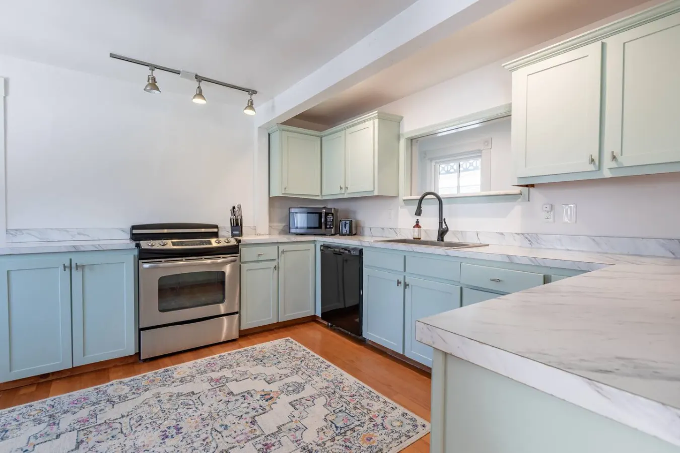 Riverfront Victorian Near Woodstock & Killington 16