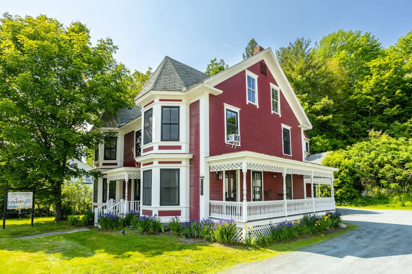 Riverfront Victorian Near Woodstock & Killington 8